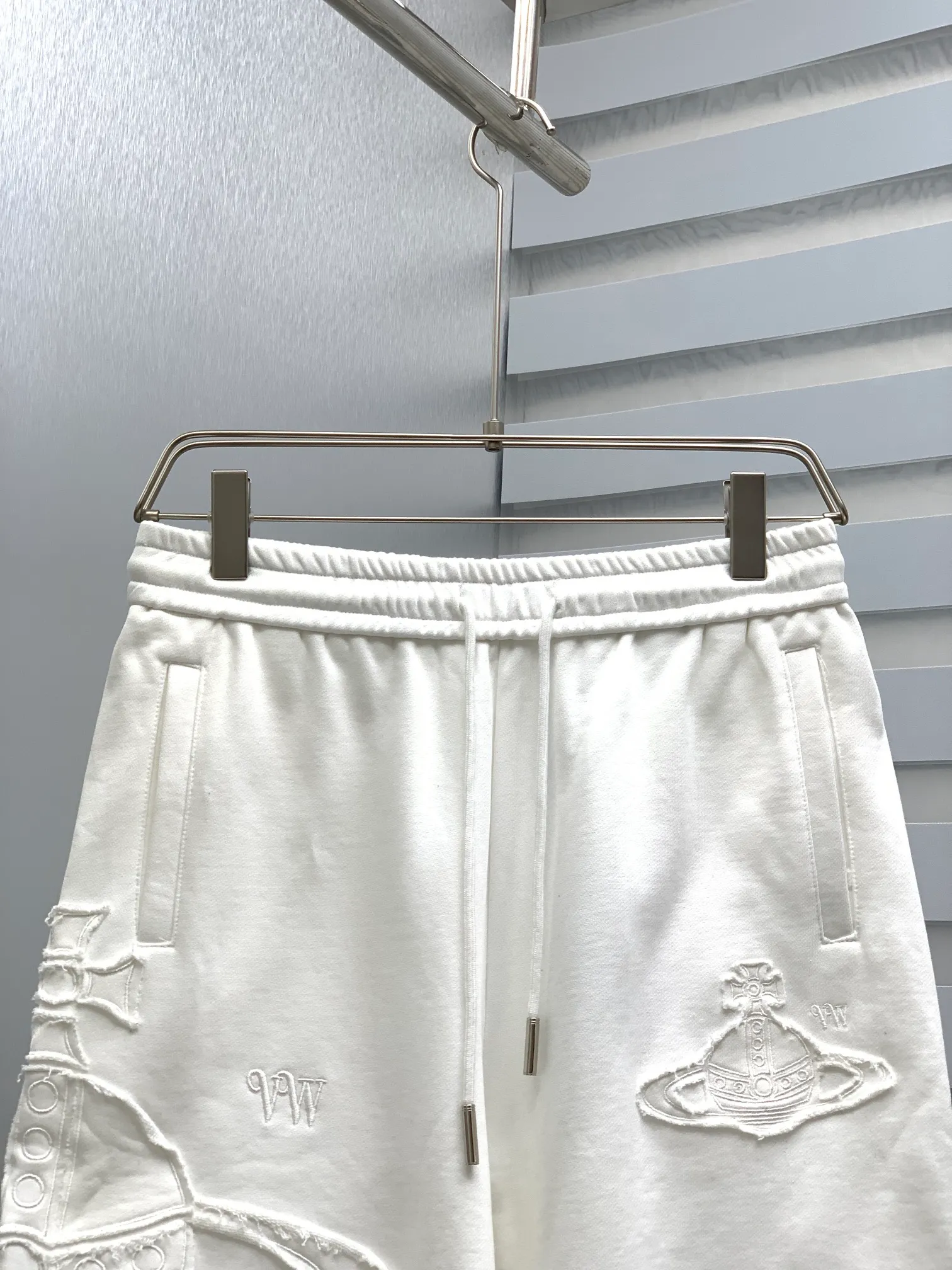 Queen Mother's 2026 summer New Arrival men's casual shorts, advanced custom Breathable fabric, Breathable elasticity and comfort, impeccable details, top accessories, original logo design concept, delicate and soft feel! The upper body fit is awesome! Size: M-XXXL Please state your height and weight when ordering